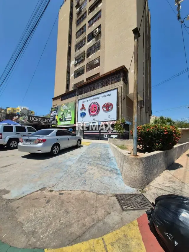 VENDE LOCAL COMERCIAL. EN ESQUINA
