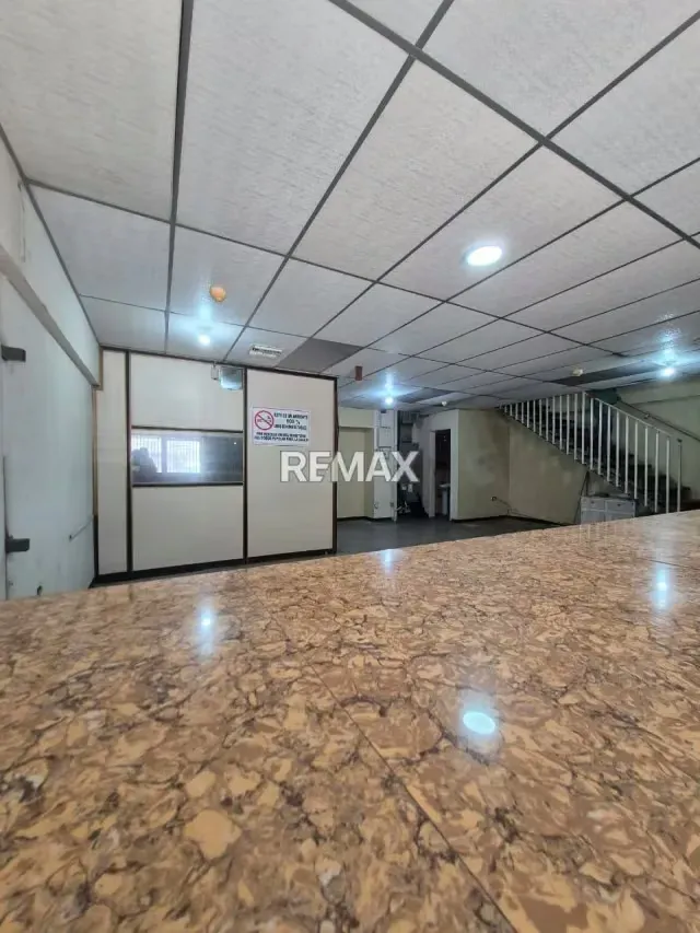VENDE LOCAL COMERCIAL. EN ESQUINA - 4