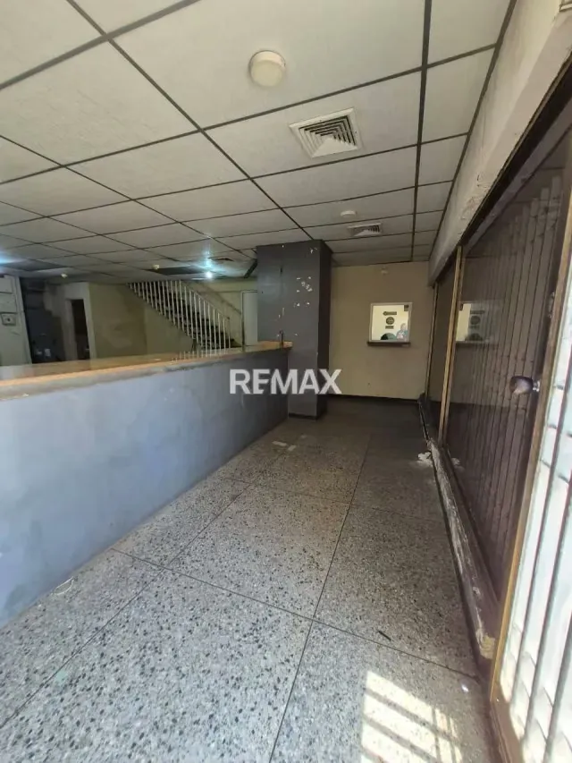 VENDE LOCAL COMERCIAL. EN ESQUINA - 6