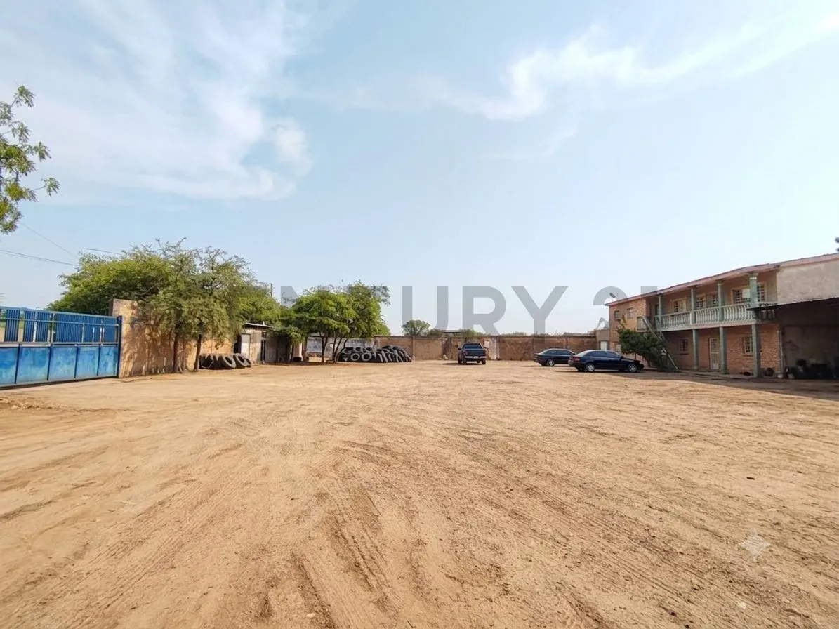 Se Vende Terreno con Amplia Construcción en Circunvalación No. 3 (Ave Principal)
