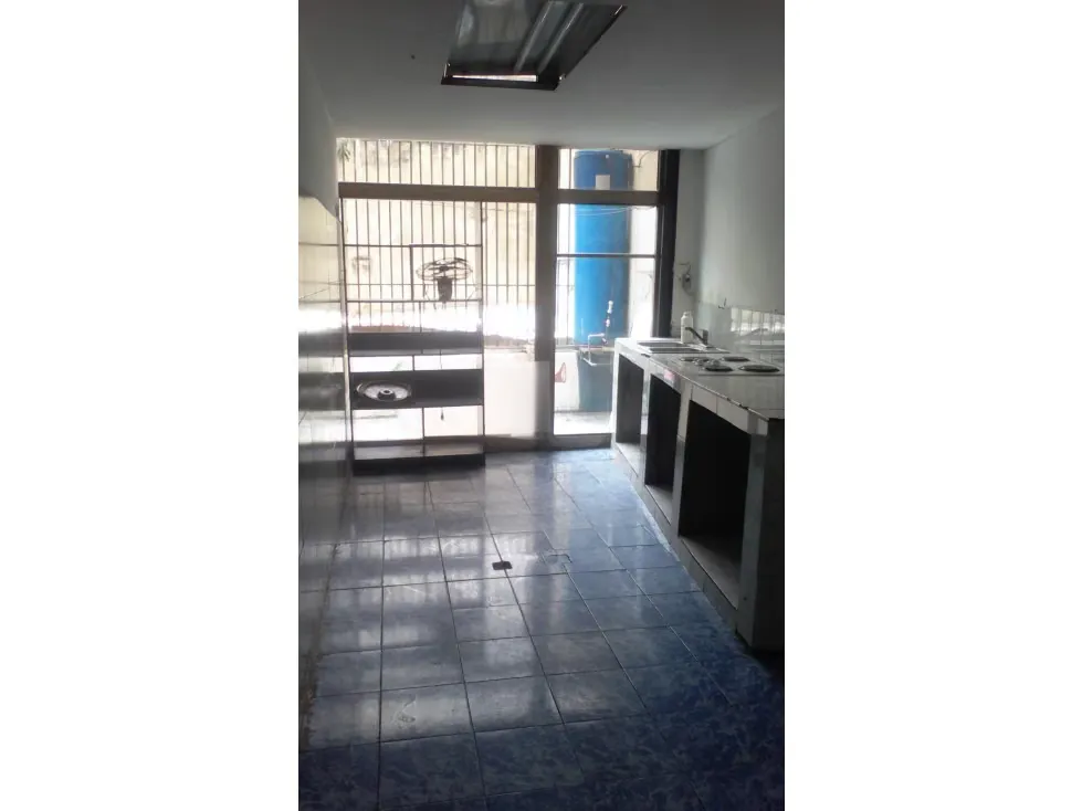 AMPLIO Y MAGNÍFICO LOCAL EN ALQUILER A UNA CUADRA DE LA AV. LECUNA - 8