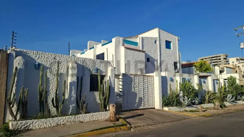 Townhouse En Venta En La Ciudad De Lechería