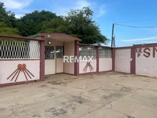Casa Comercial en Sierra Maestra, Urbanización La Alhambra. En Venta