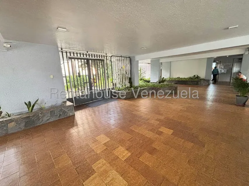Apartamento (1 Nivel) en Venta en Avenida Bolivar Norte, Carabobo - 3