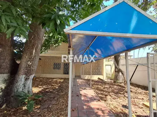 Alquiler casa comercial amplio terreno para desarrollar calle Transitada