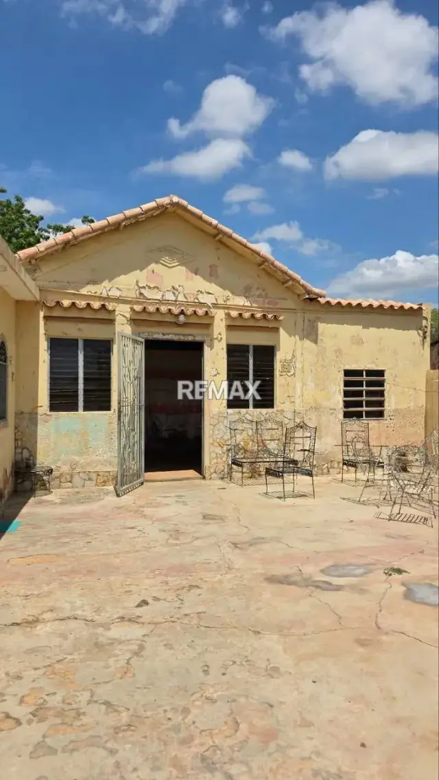 CASA CON LOCALES COMERCIALES EN URBANIZACIÓN LA VICTORIA TERCERA ETAPA ZONA OESTE MARACAIBO