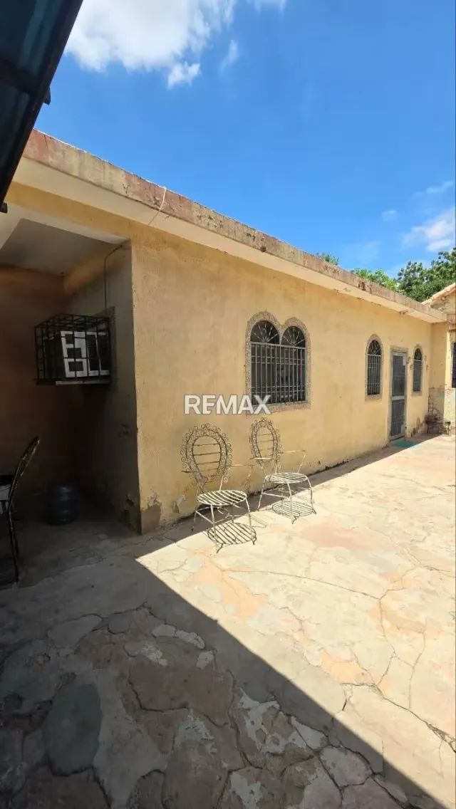 CASA CON LOCALES COMERCIALES EN URBANIZACIÓN LA VICTORIA TERCERA ETAPA ZONA OESTE MARACAIBO - 2