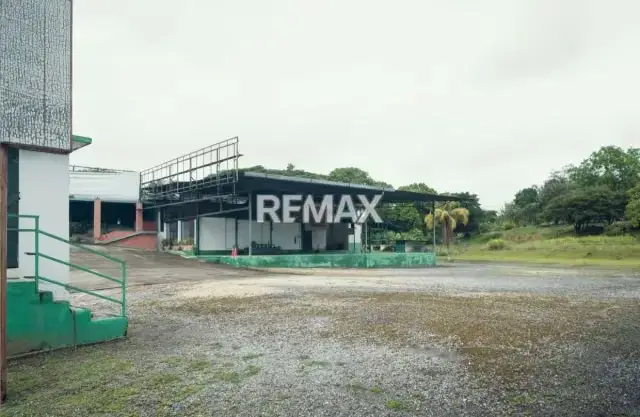 SE VENDE CONJUNTO DE GALPONES SOBRE AMPLIO TERRENO