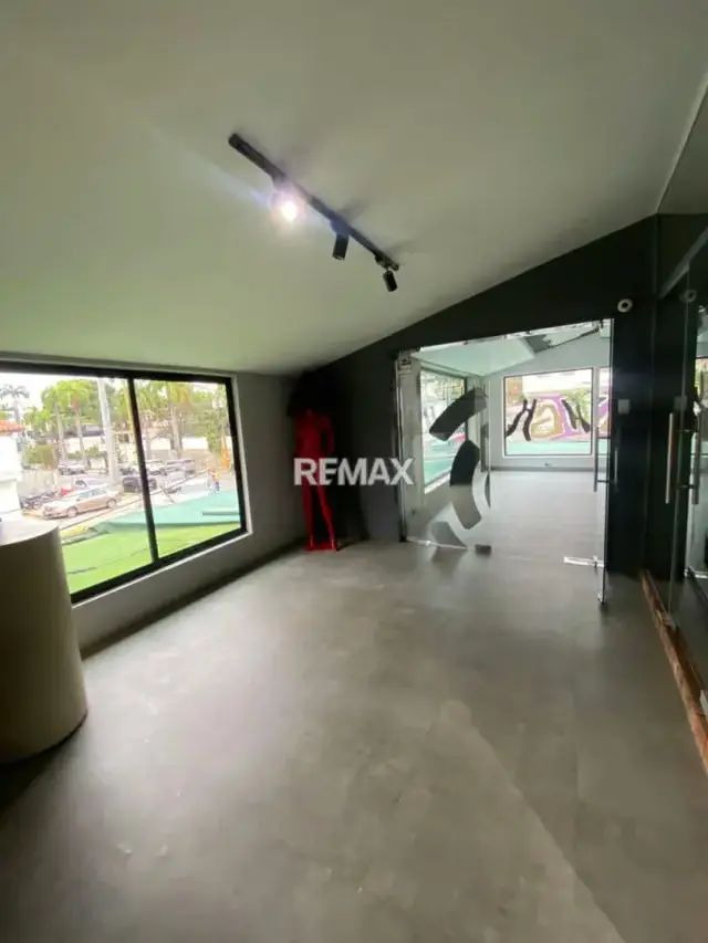 u Marca en el Corazón de La Viña! ​Posiciona tu negocio en la zona más exclusiva de Valencia. Local premium de 35 m²