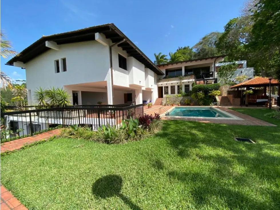 Vendo casa 900m2 12h/13b/4p Cerro Verde 3809 - 12