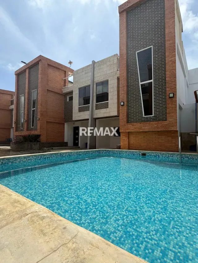 Townhouse de 114 m2, completamente remodelado y decorado moderno en Venta Conjunto Rio de la Plata en Tucacas