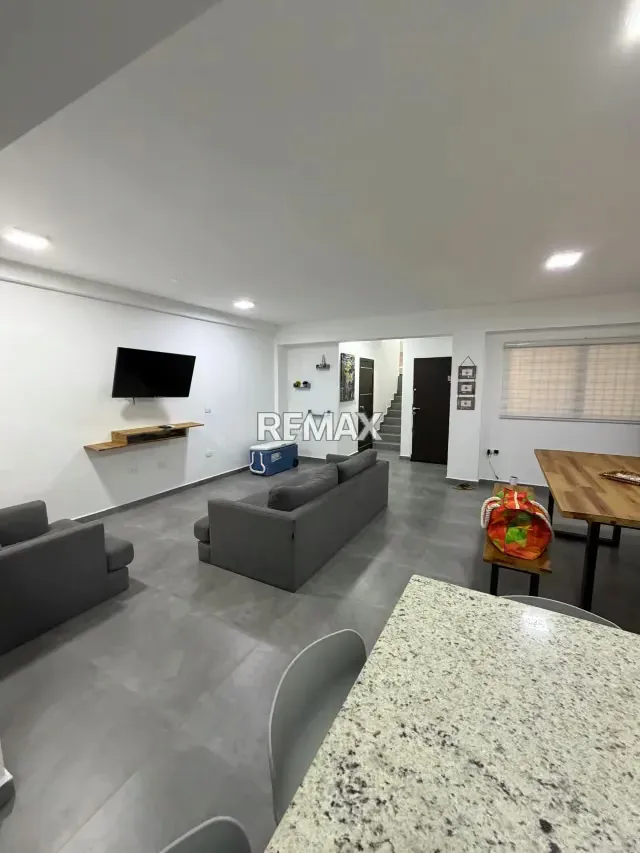 Townhouse de 114 m2, completamente remodelado y decorado moderno en Venta Conjunto Rio de la Plata en Tucacas - 11