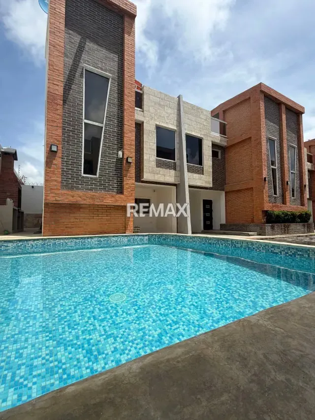 Townhouse de 114 m2, completamente remodelado y decorado moderno en Venta Conjunto Rio de la Plata en Tucacas - 2