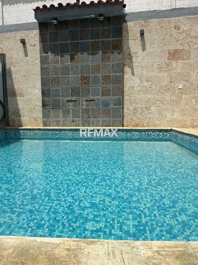 Townhouse de 114 m2, completamente remodelado y decorado moderno en Venta Conjunto Rio de la Plata en Tucacas - 4