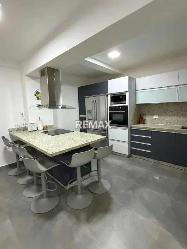 Townhouse de 114 m2, completamente remodelado y decorado moderno en Venta Conjunto Rio de la Plata en Tucacas - 8