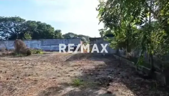 IDEAL PARA INVERSION. Una excelente oportunidad para adquirir bienhechurías de 2880M2 construida en un área de Terreno de 4956M2. Araure.