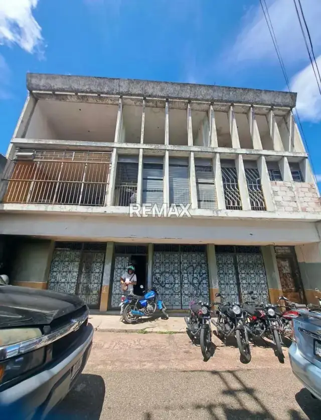 En venta Edificio en obra gris de 3 pisos en el Centro