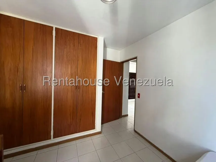 Apartamento (1 Nivel) en Alquiler en Los Palos Grandes, Distrito Metropolitano - 10