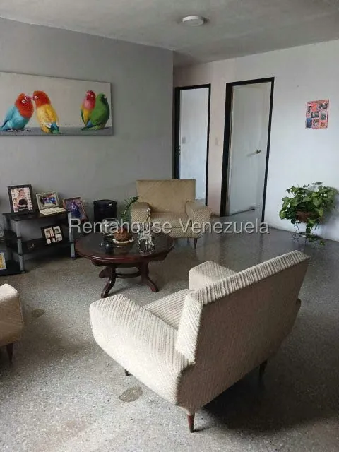 Apartamento (1 Nivel) en Alquiler en El Valle, Distrito Metropolitano - 2