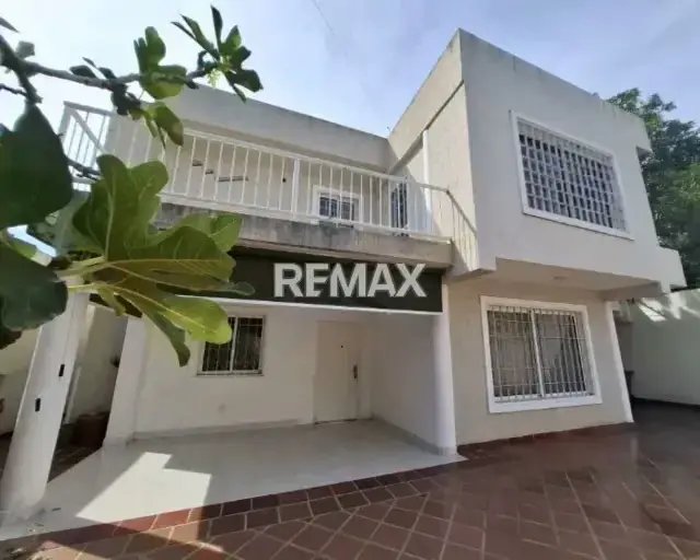EN VENTA EXCLUSIVA CASA, DE DOS NIVELES, CON PISCINA, EN EL CORAZON DE SABANAMAR, ISLA DE MARGARITA.