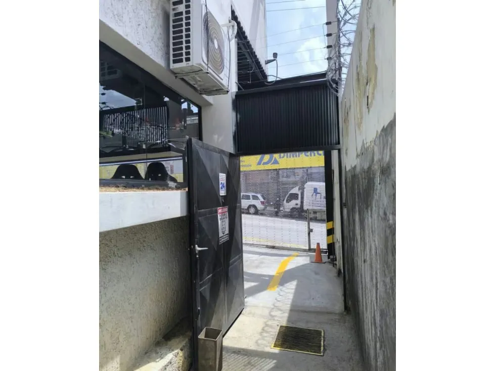 Se Vende Casa Comercial en Mariperez Av. principal - 13