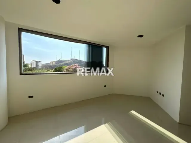 En Venta Lujoso Apartamento en Manhattan Suites, Urbanización la Soledad de Maracay - 11