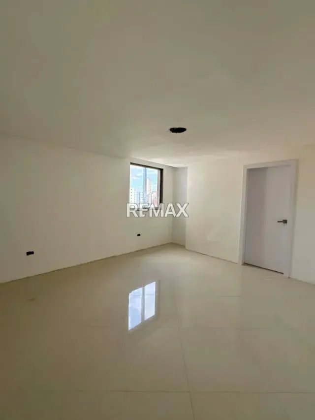 En Venta Lujoso Apartamento en Manhattan Suites, Urbanización la Soledad de Maracay - 2