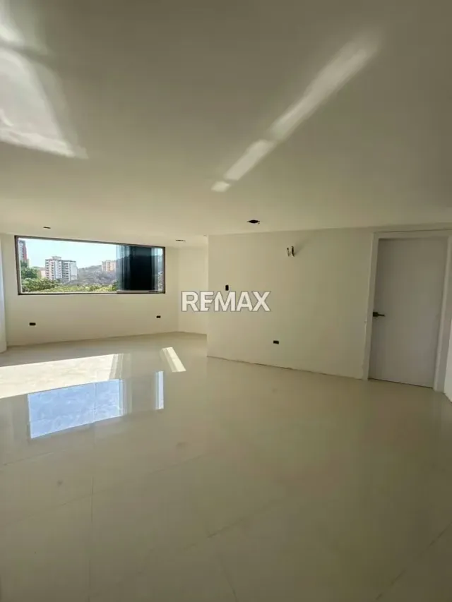 En Venta Lujoso Apartamento en Manhattan Suites, Urbanización la Soledad de Maracay - 3