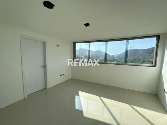 En Venta Lujoso Apartamento en Manhattan Suites, Urbanización la Soledad de Maracay - 6