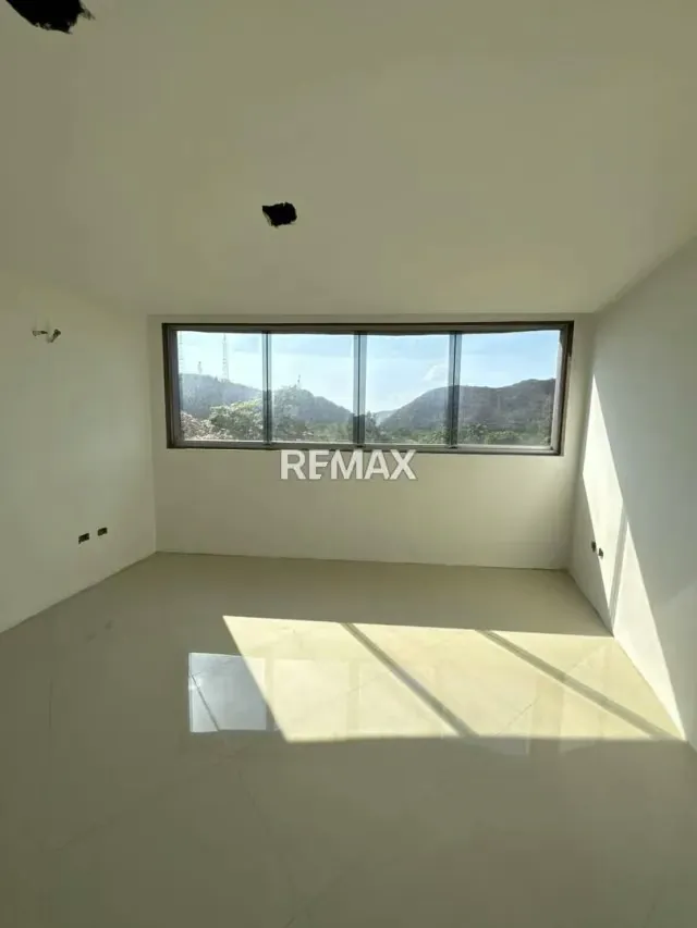 En Venta Lujoso Apartamento en Manhattan Suites, Urbanización la Soledad de Maracay - 7