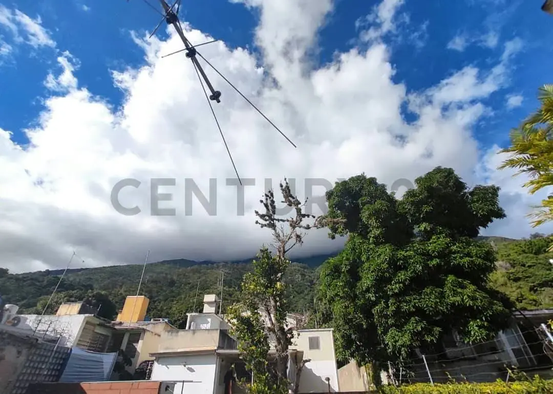 En venta casa para remodelar, con excelente ubicación en Los Palos Grandes - 5