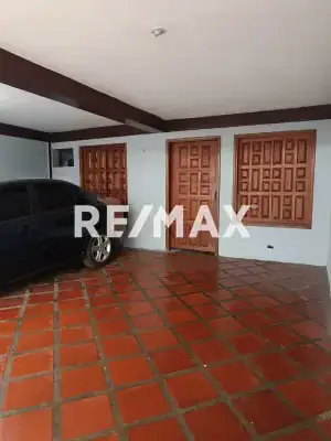 CASA EN VENTA URB. LAS CAYENAS