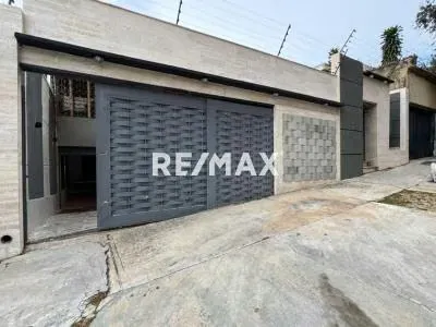 Venta de Casa Quinta con diseño arquitectónico, ubicada en la La Trigaleña Alta Valencia