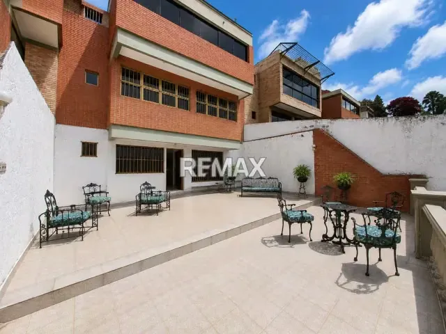 Amplia casa en venta en Las Esmeraldas – La Tahona, con terrazas y vista panorámica - 2