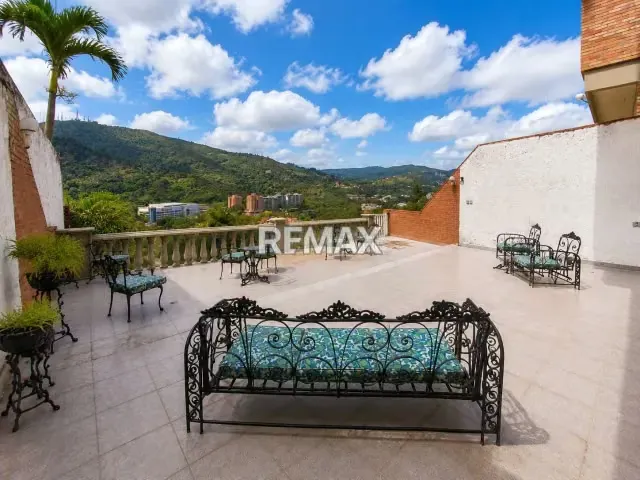 Amplia casa en venta en Las Esmeraldas – La Tahona, con terrazas y vista panorámica - 3