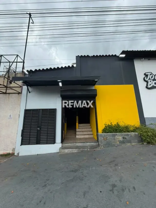 EN ALQUILER Local comercial de 100 Mts2 Ubicado en la avenida principal de la zona industrial de Paramillo.