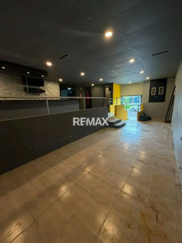 EN ALQUILER Local comercial de 100 Mts2 Ubicado en la avenida principal de la zona industrial de Paramillo. - 11
