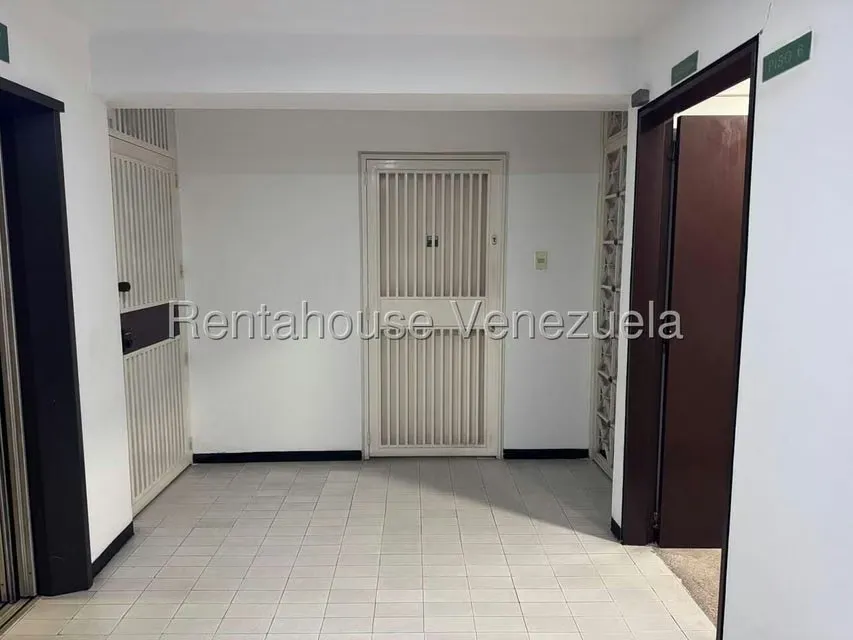 Apartamento (1 Nivel) en Alquiler en Los Palos Grandes, Distrito Metropolitano - 2
