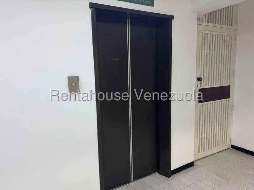 Apartamento (1 Nivel) en Alquiler en Los Palos Grandes, Distrito Metropolitano - 18