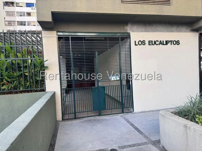 Apartamento (1 Nivel) en Alquiler en Los Palos Grandes, Distrito Metropolitano - 24