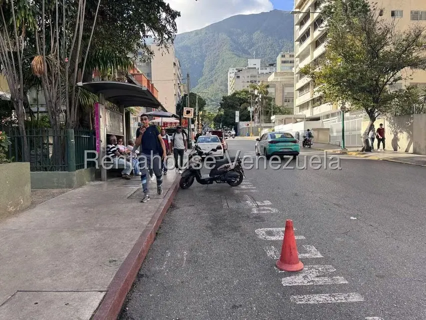 Apartamento (1 Nivel) en Alquiler en Los Palos Grandes, Distrito Metropolitano - 28
