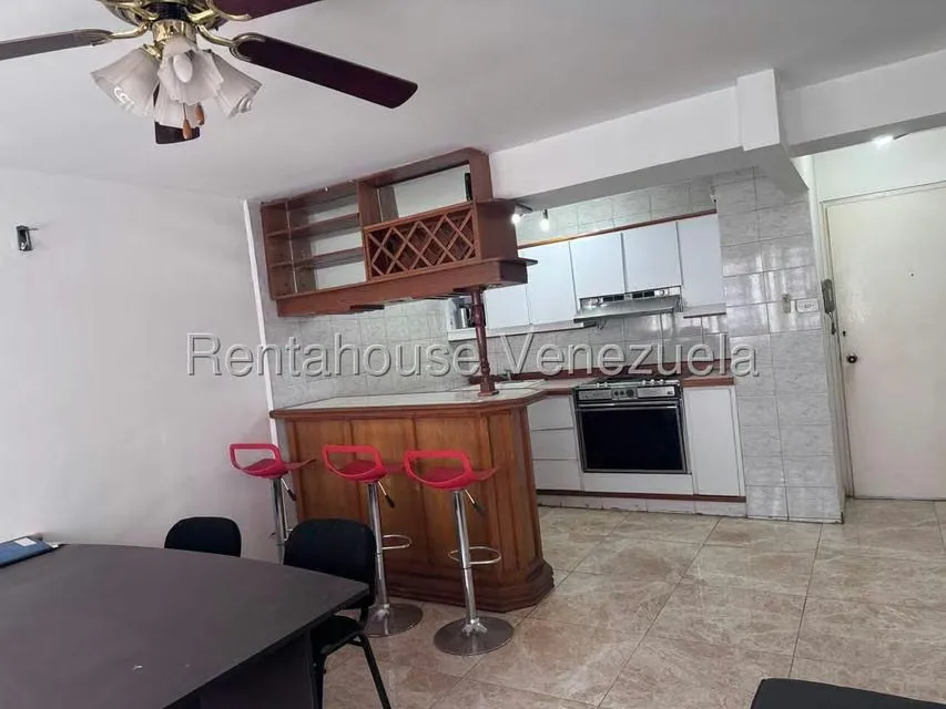 Apartamento (1 Nivel) en Alquiler en Los Palos Grandes, Distrito Metropolitano - 4