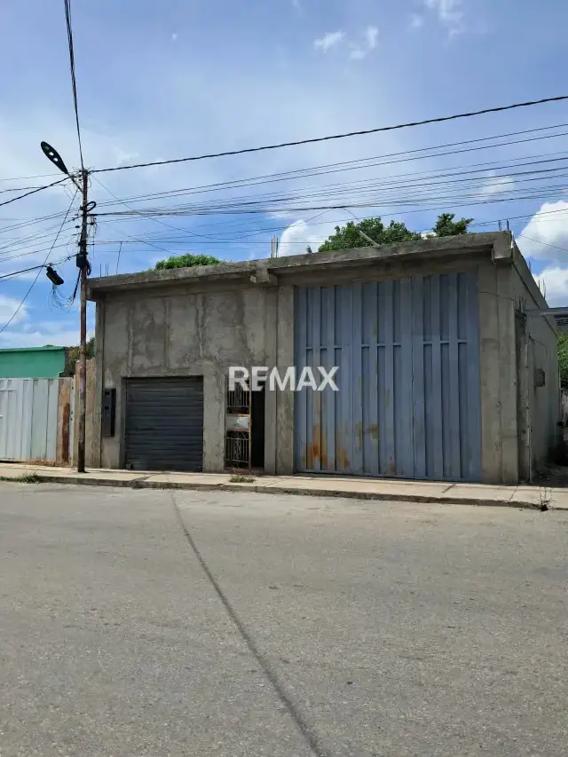 En venta local de 108 m² en obra gris con platabanda en zona centro oeste