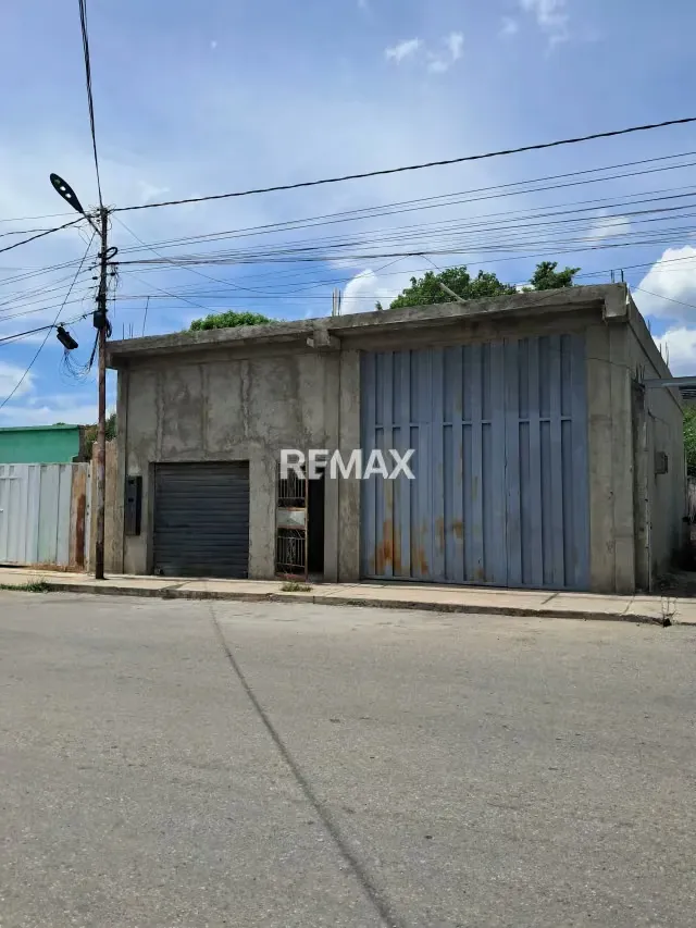 En venta local de 108 m² en obra gris con platabanda en zona centro oeste