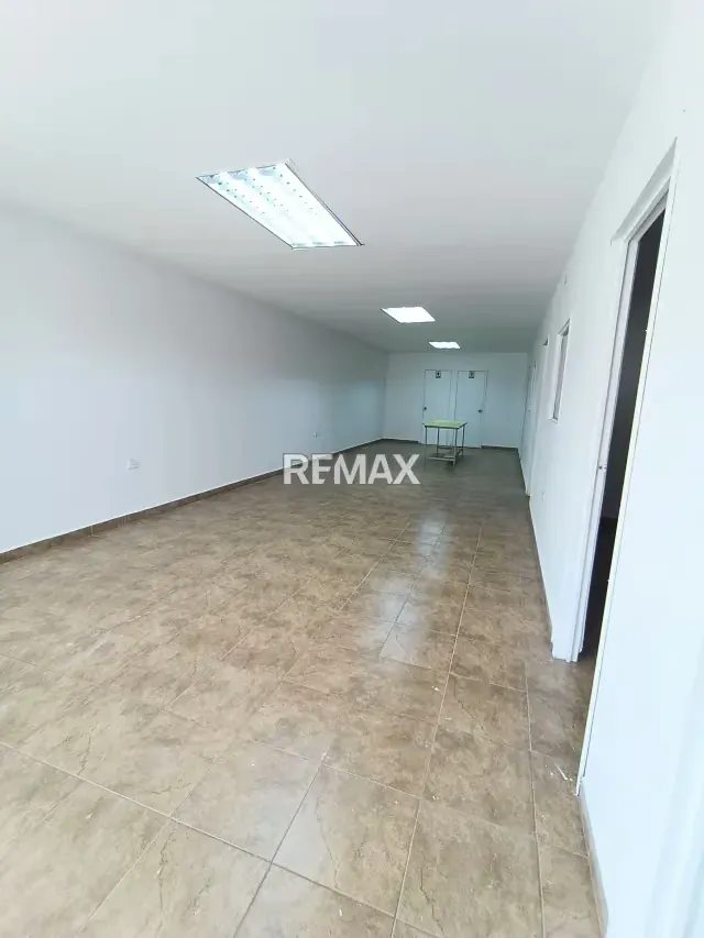 Local Comercial en ¨Porlamar Av. Llano Adentro Piso 1 - 3