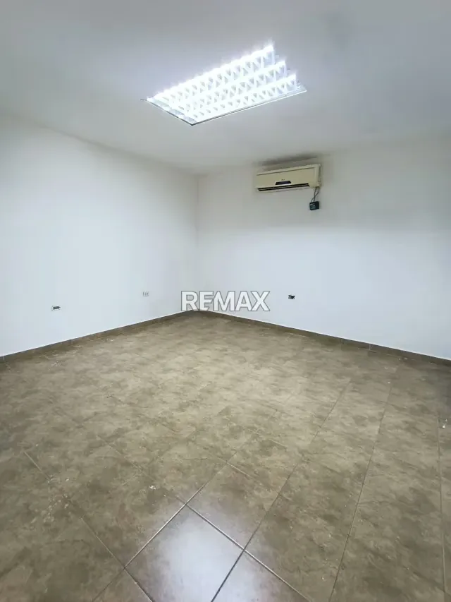 Local Comercial en ¨Porlamar Av. Llano Adentro Piso 1 - 5