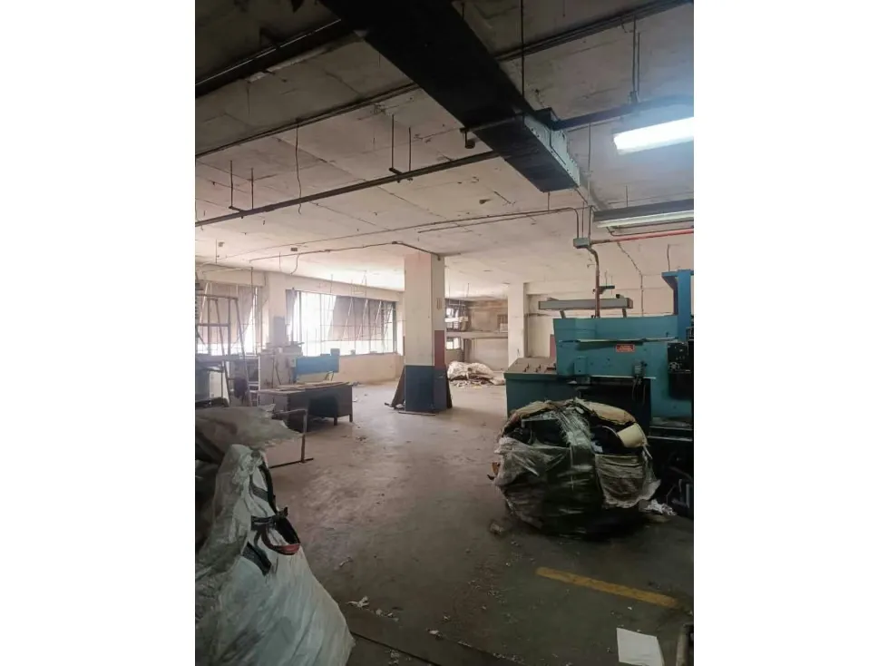 Vendo local comercial c/ galpón 1049m2 Lebrun 2150 - 5