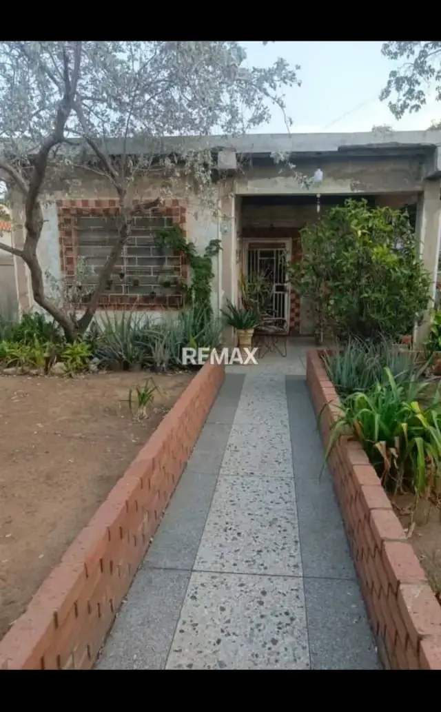 Casa en venta para restaurar con Terreno en el Sector Amparo, Maracaibo