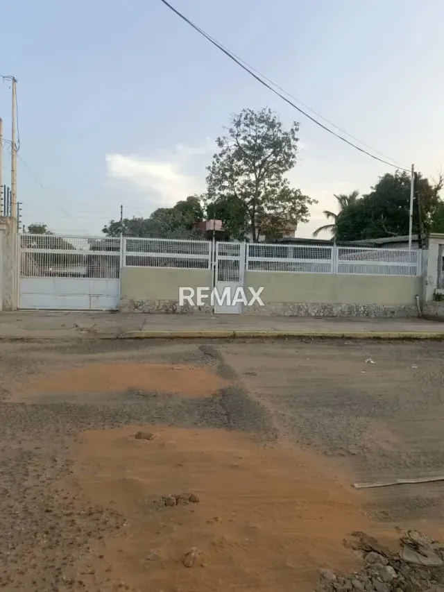 Casa en venta para restaurar con Terreno en el Sector Amparo, Maracaibo - 2