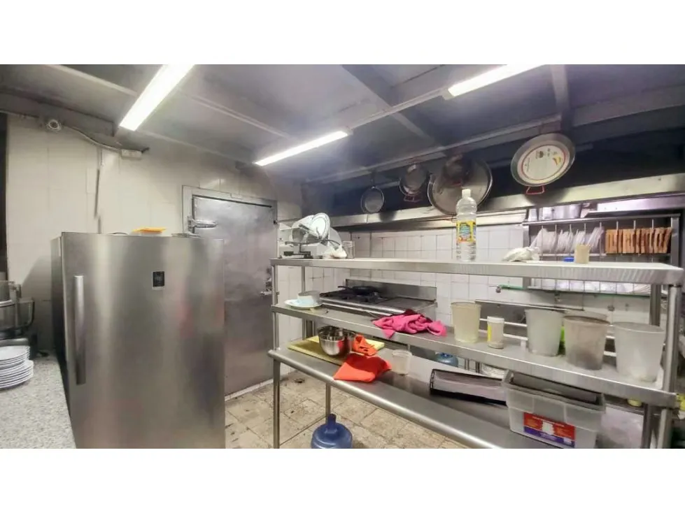 Se vende local comercial 200 m2 Av. Lecuna 5056 - 11